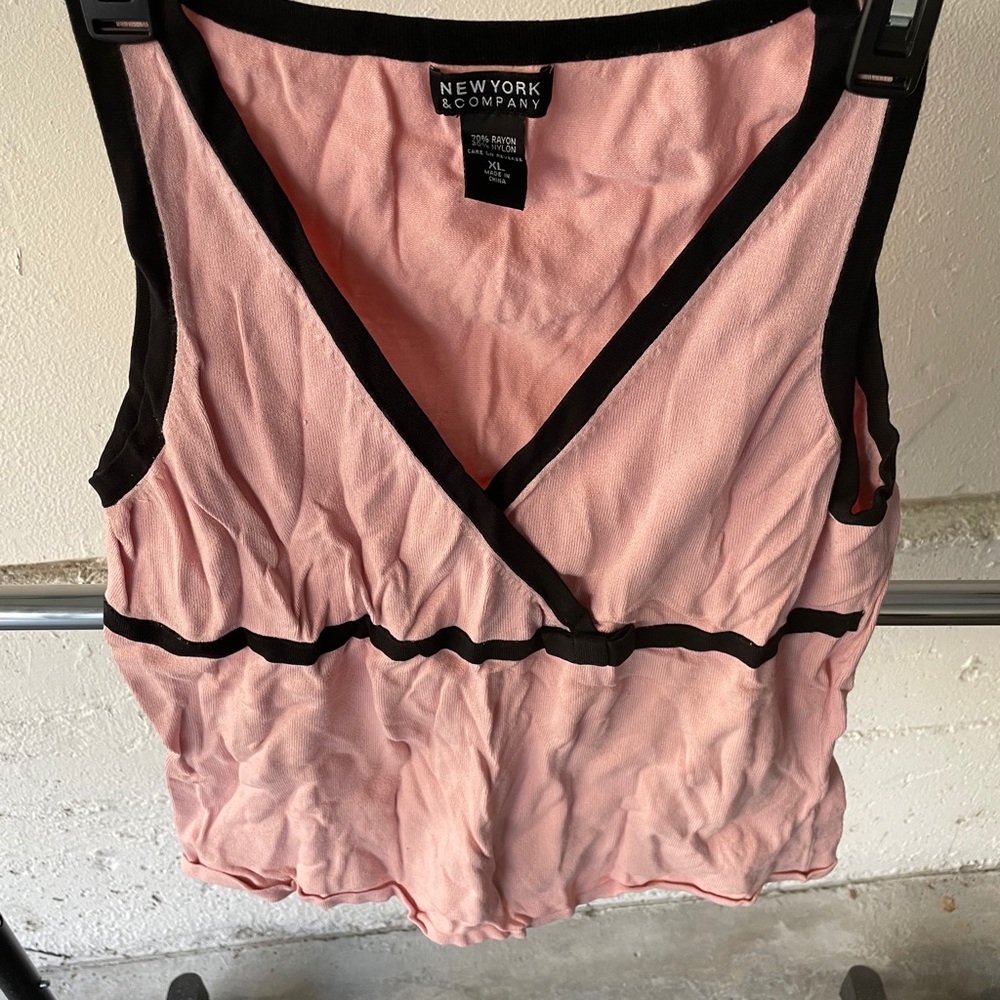 Ladies New York Company light sleeveless sweater
